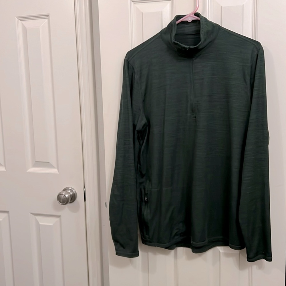 VUORI!! Medium green quarter zip